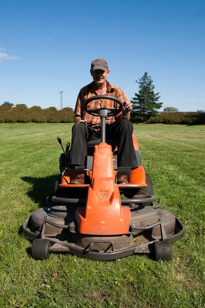 Dojrzały mężczyzna jazdy trawa frez — Zdjęcie stockowe
