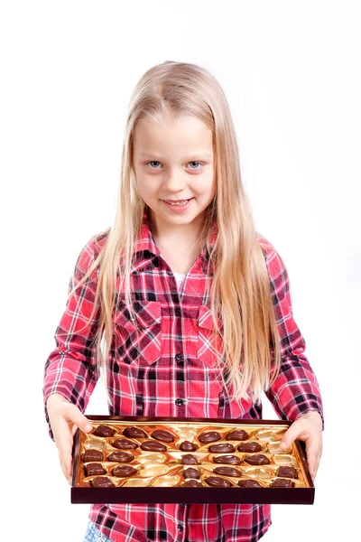Маленька дівчинка з коробкою цукерок — стокове фото