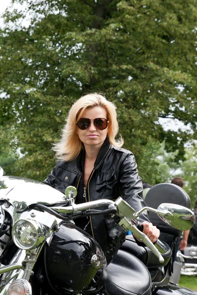 Motociclista ragazza su un moto — Foto Stock