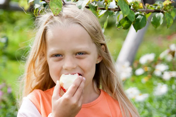 Five-year-old girl eating apple — Stock Photo, Image