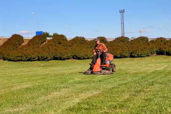 Dojrzały mężczyzna jazdy trawa frez — Zdjęcie stockowe