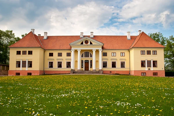 Дюрбе manor house поблизу Тукумса, Латвія. — стокове фото
