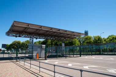 ferry terminal girişinde sınır sonrası