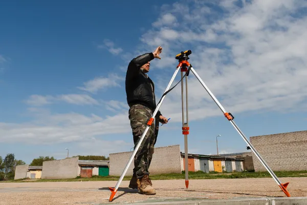 Land surveyor on construction site — Stock Photo, Image