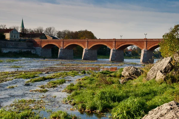 Antiguo puente de ladrillo sobre el río Venta — Foto de Stock