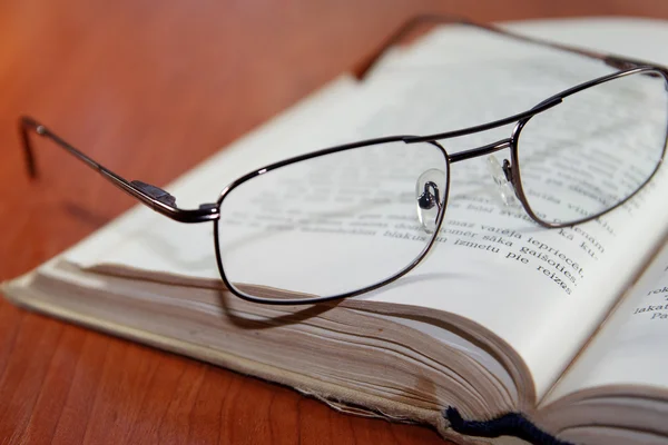 Livros antigos com óculos — Fotografia de Stock