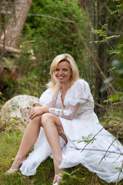 Smiling woman in the woods — Stock Photo, Image