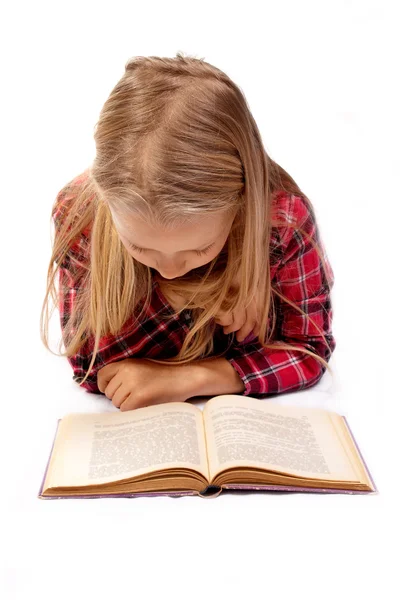 어린 소녀의 독서 책 — 스톡 사진