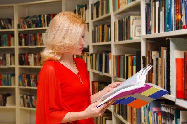 Woman in library — Stock Photo, Image