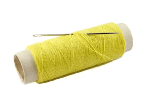 Bobine de fil jaune avec aiguille — Photo