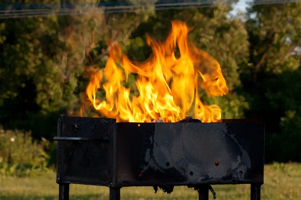 Grill met vuur — Stockfoto