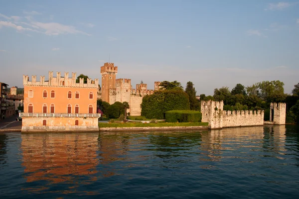 公寓，加尔达湖，威尼托、 意大利、 欧洲，城堡的意见 — 图库照片