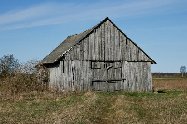 Stará dřevěná stodola. — Stock fotografie