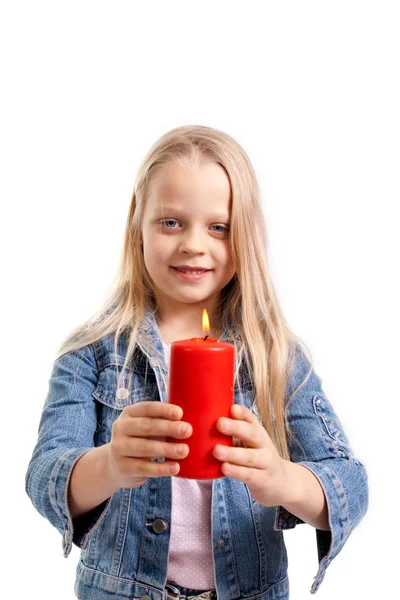 Маленькая девочка держит горящую свечу — стоковое фото
