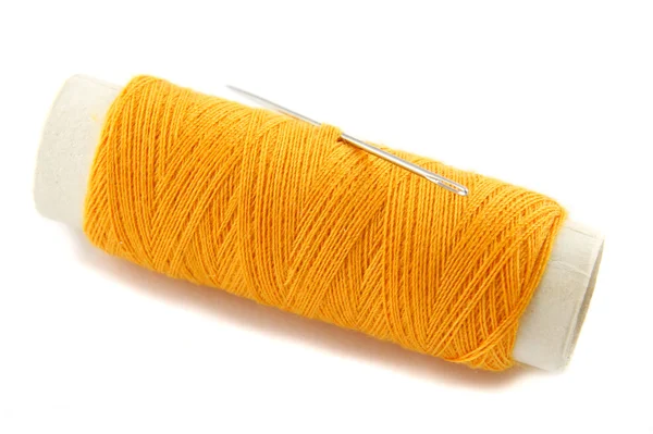 Bobine de fil orange avec aiguille — Photo
