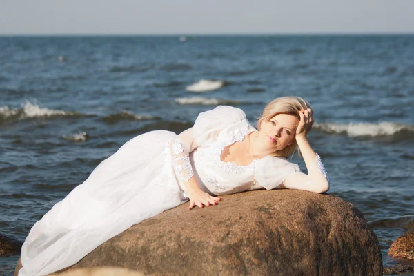 Beautiful woman relaxing on the beach — Stock Photo, Image