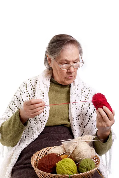 Old woman knits — Stock Photo, Image