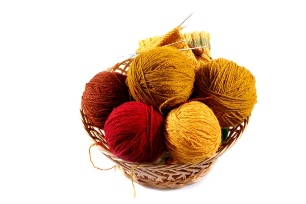 Bolas de lana de colores en canasta de mimbre — Foto de Stock