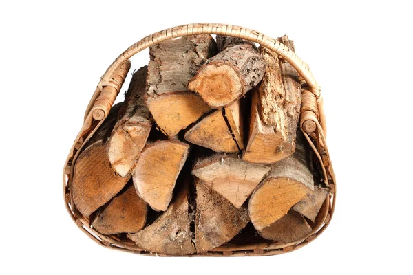 Gehäckseltes Brennholz im Weidenkorb — Stockfoto
