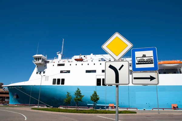 Sign entry to the ferry port — Stock Photo, Image
