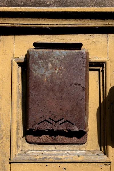 Antiguo buzón de metal oxidado — Foto de Stock