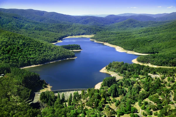 Aerial photo of dam in between mountains — Stock Photo, Image