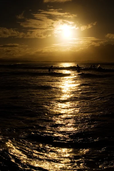 Pôr do sol sobre praia — Fotografia de Stock