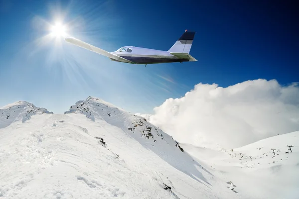 Vliegen over sneeuw Stockfoto