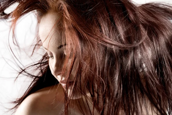 Czerwony/brązowy włosy falujące wokół — Zdjęcie stockowe