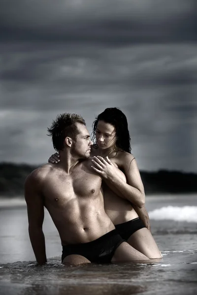 ビーチでカップル ロイヤリティフリーのストック画像