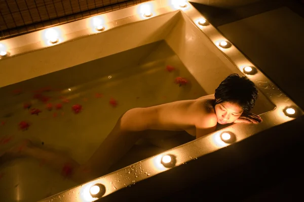 Bij kaarslicht bad — Stockfoto