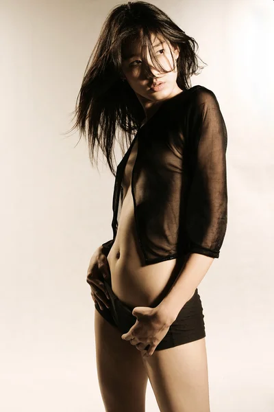 Ohromující asijská modelka ve studiu — Stock fotografie