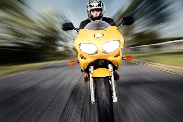 Motociclista velocidade com movimento — Fotografia de Stock