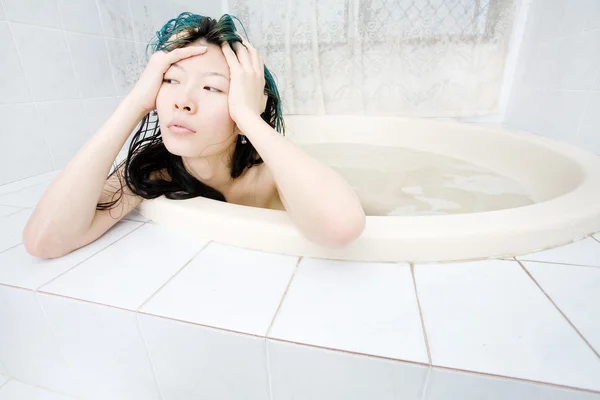 Asiatiska modellen i badet — Stockfoto