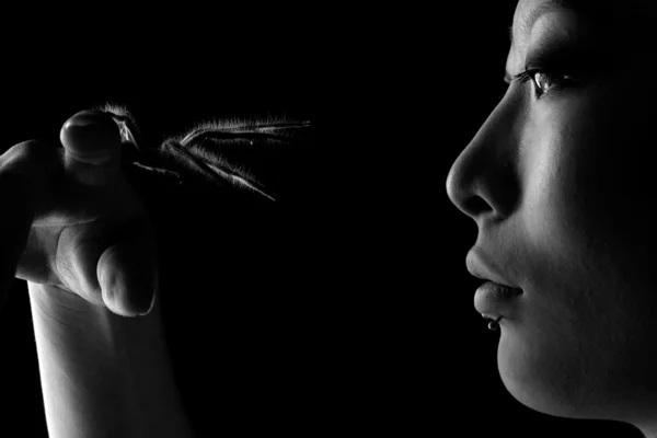 Dziewczyna i pająk, patrząc na siebie — Zdjęcie stockowe