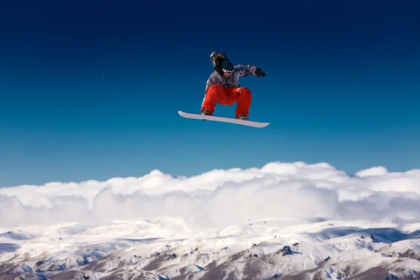Snowboarder springt in die Luft — Stockfoto