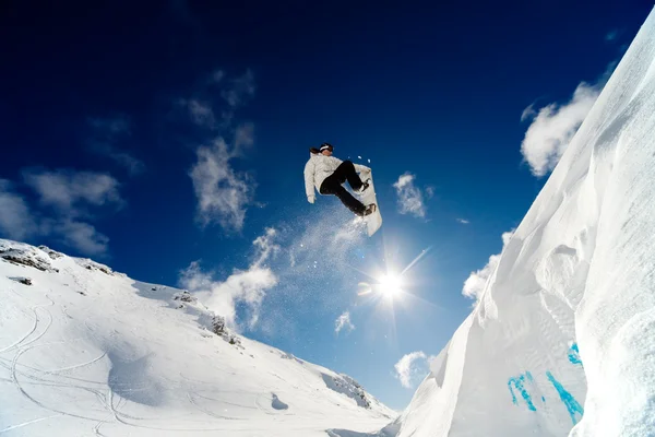 Snowboarder sprong — Stockfoto