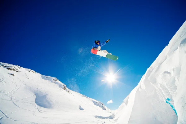 Skok snowboardzista — Zdjęcie stockowe