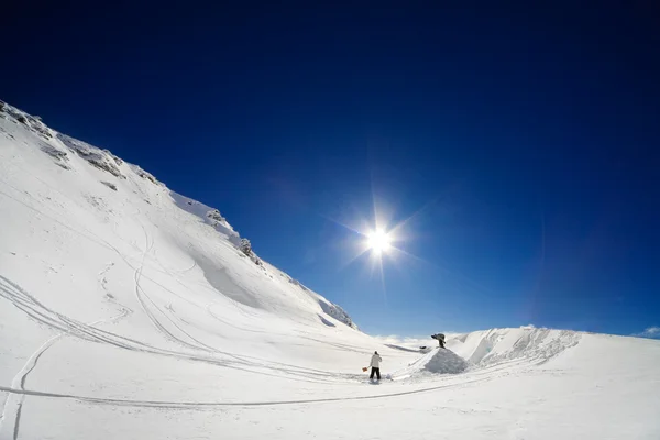 Snowboardziści kształtowanie skok — Zdjęcie stockowe