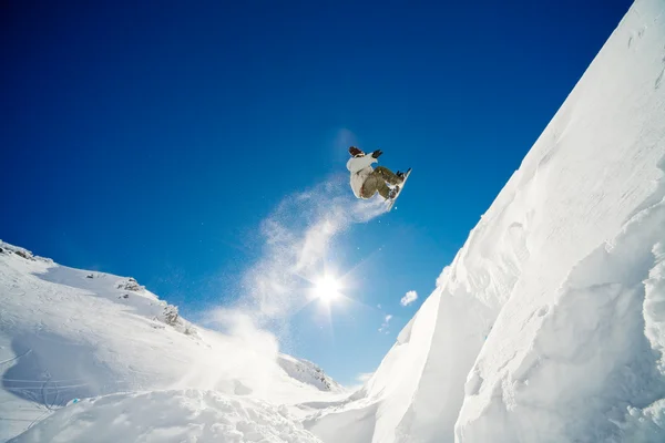 スノーボーダーがジャンプ — ストック写真