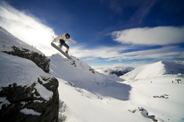 Queda de penhasco de snowboard Imagens Royalty-Free