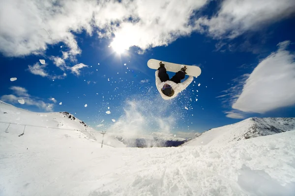 Snowboardåkare backflip — Stockfoto