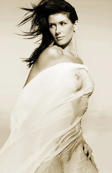 ビーチで薄い布で裸モデル — ストック写真