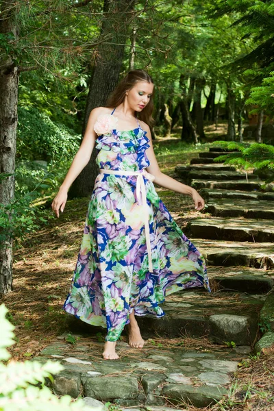 Jeune fille dans la forêt — Photo