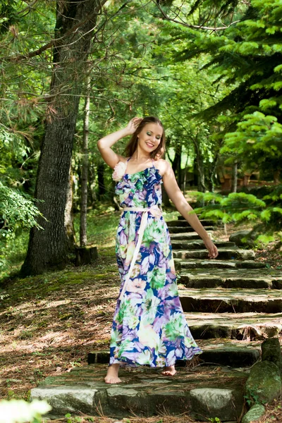 Jeune fille dans la forêt — Photo