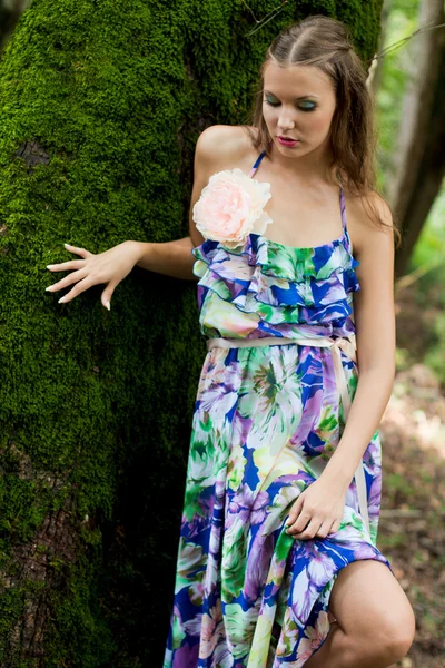 Jeune fille dans la forêt — Photo