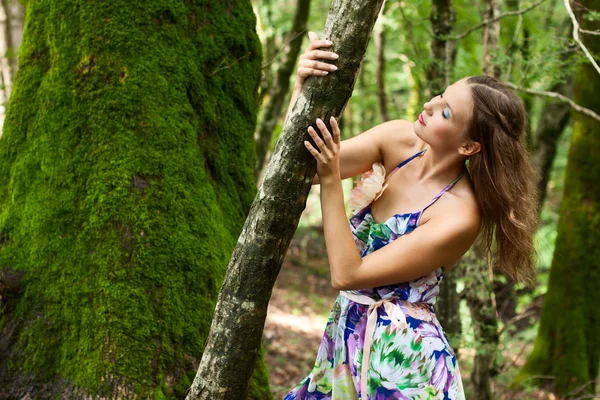 Ormandaki genç kız — Stok fotoğraf
