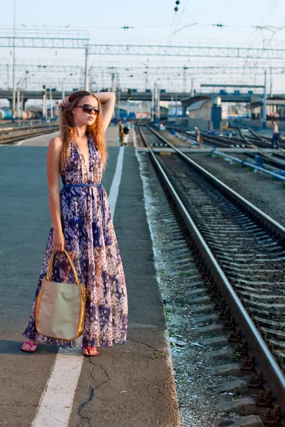 Kız bekleyen tren platformu — Stok fotoğraf