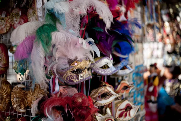 Schöne venezianische Masken auf einem Markt in Italien — Stockfoto