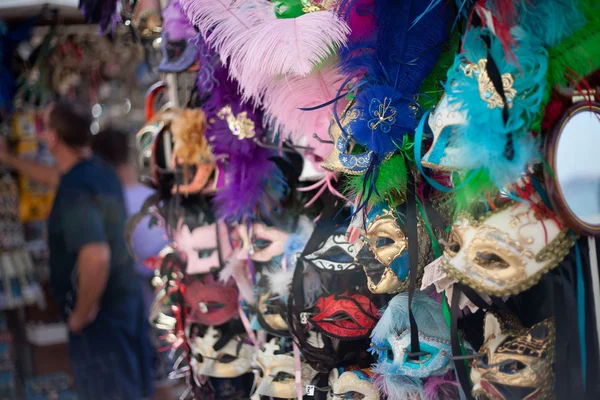 Schöne venezianische Masken auf einem Markt in Italien — Stockfoto